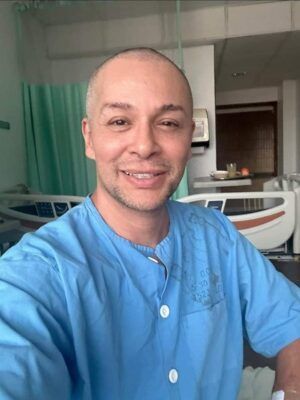 Ángel Rafael fue maquillista para el medio canal 7. 
